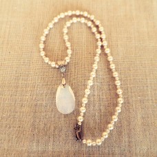 Eleganta Swarovski pērļu kaklarota ar Swarovski-mēnessakmens kristāla kulonu Eleganta Swarovski pērļu kaklarota ar Swarovski-mēnessakmens kristāla kulonu